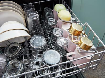 24" Whirlpool 55 DBA Quiet Dishwasher with Boost Cycle and Pocket Handle - WDP540HAMZ